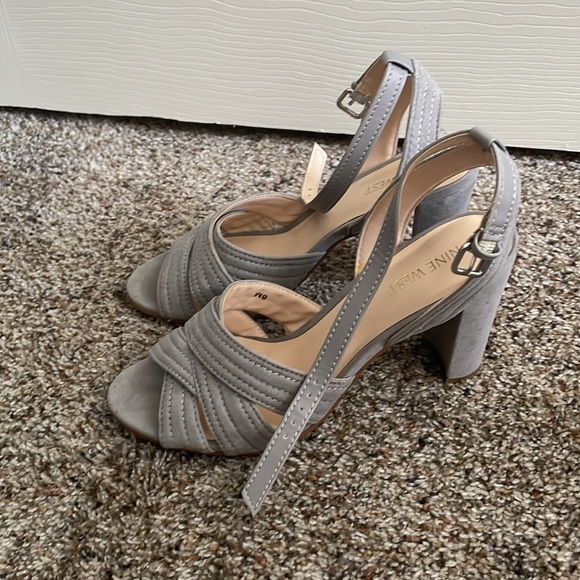 Gray Nine West heeled sandals - Picture 2 of 3